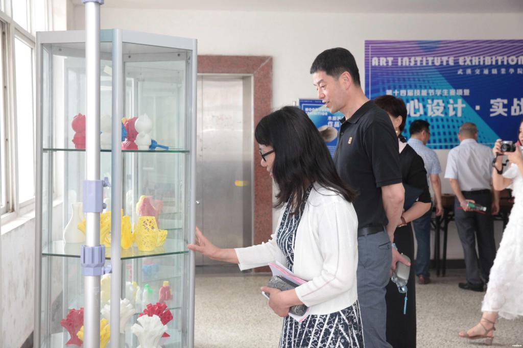 参观艺术学院手工品