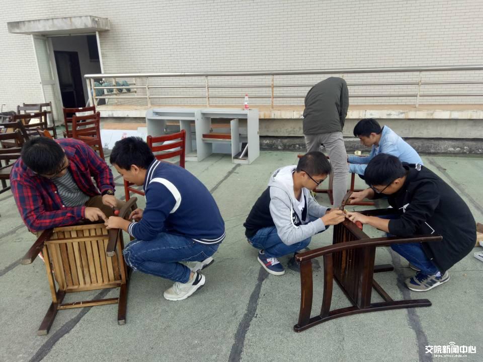 学生修理课桌椅