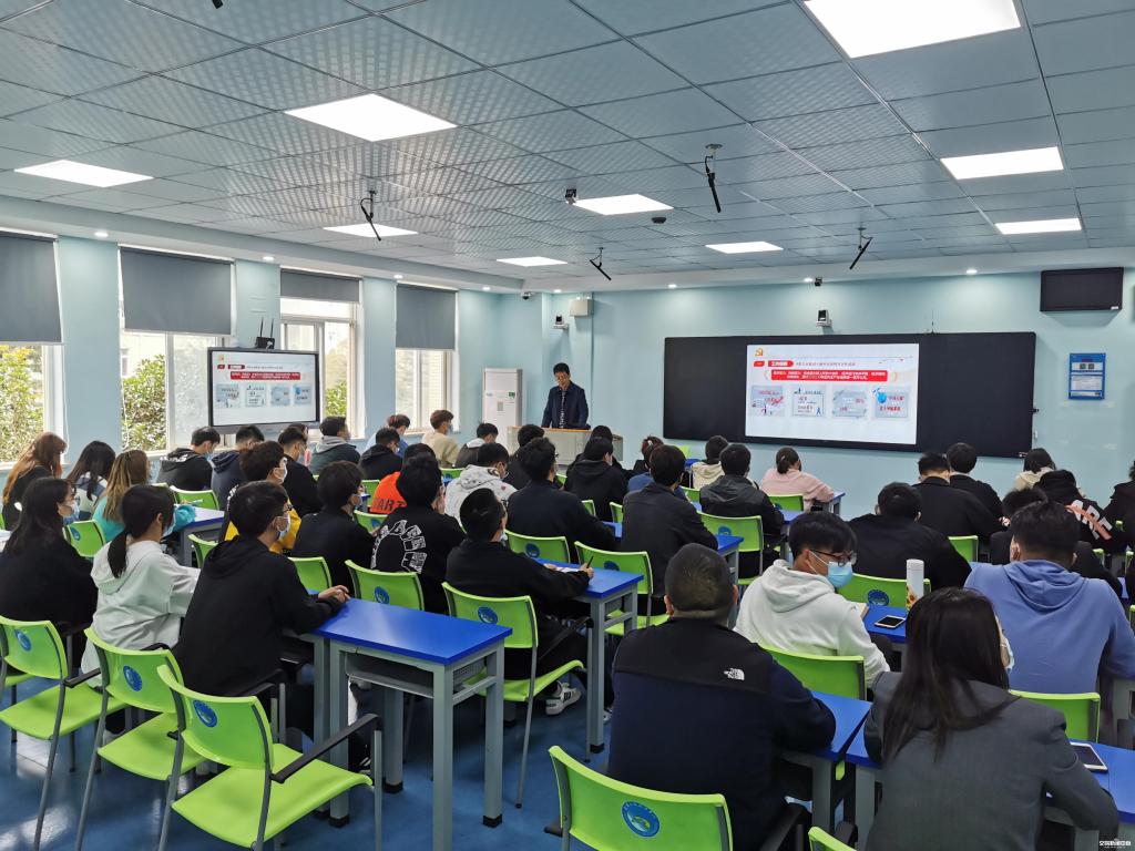 杨震书记讲授专题党课
