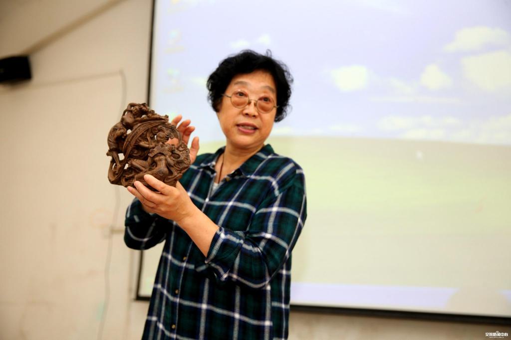 万正兰讲解木雕技艺