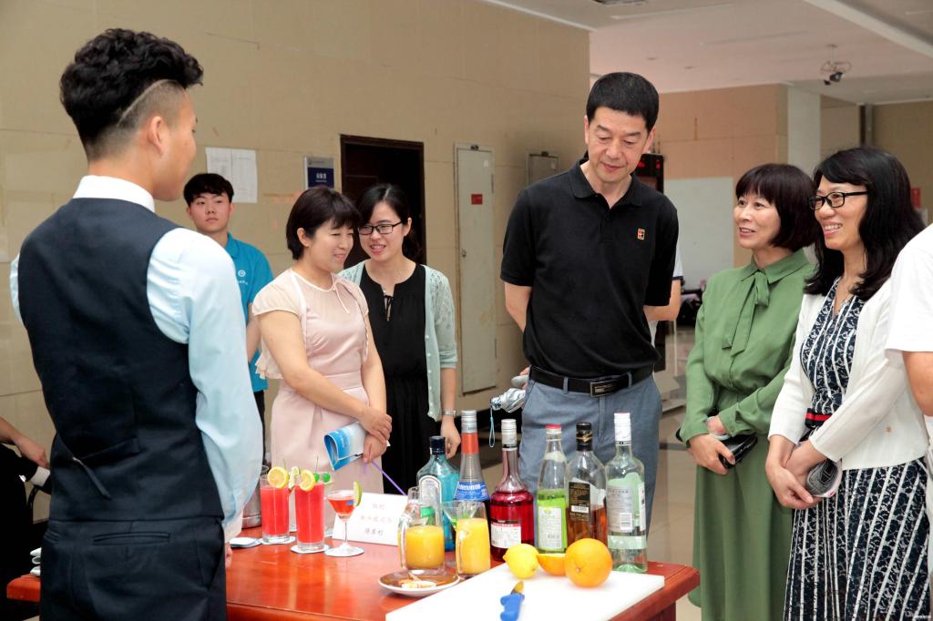 观看调酒比赛