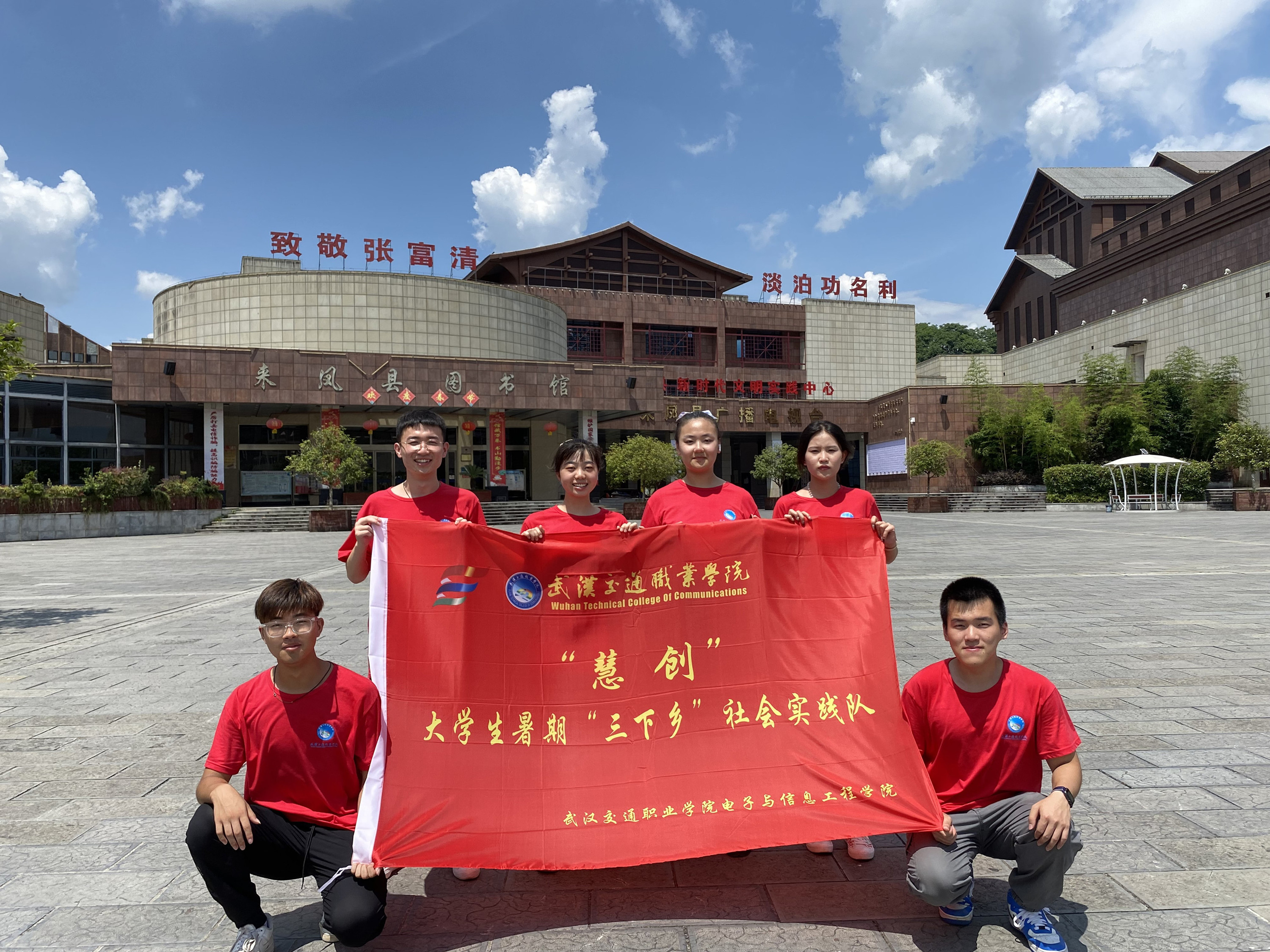 1629017272453013.jpg 合影1.JPG