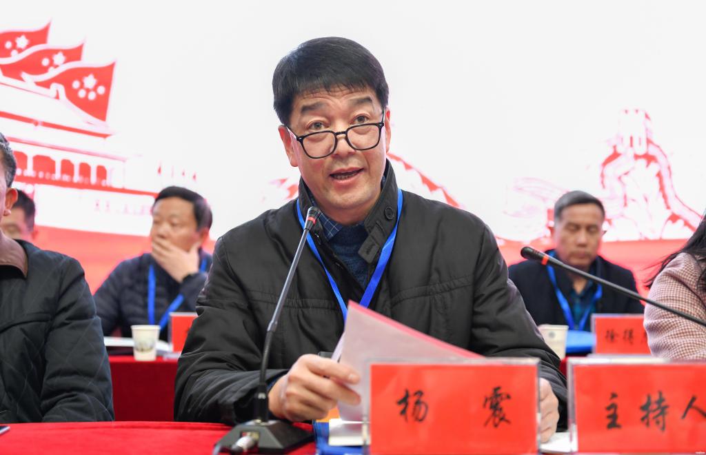 党委书记杨震主持大会(大学生记者 王非凡摄)
