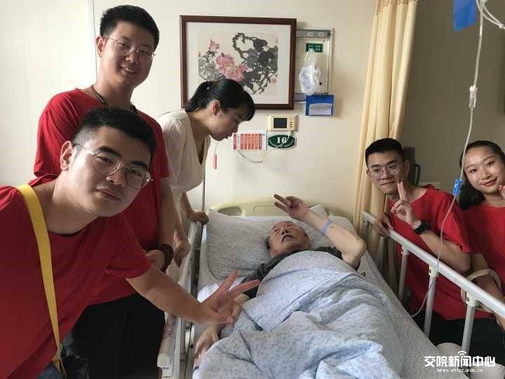 看望革命老兵