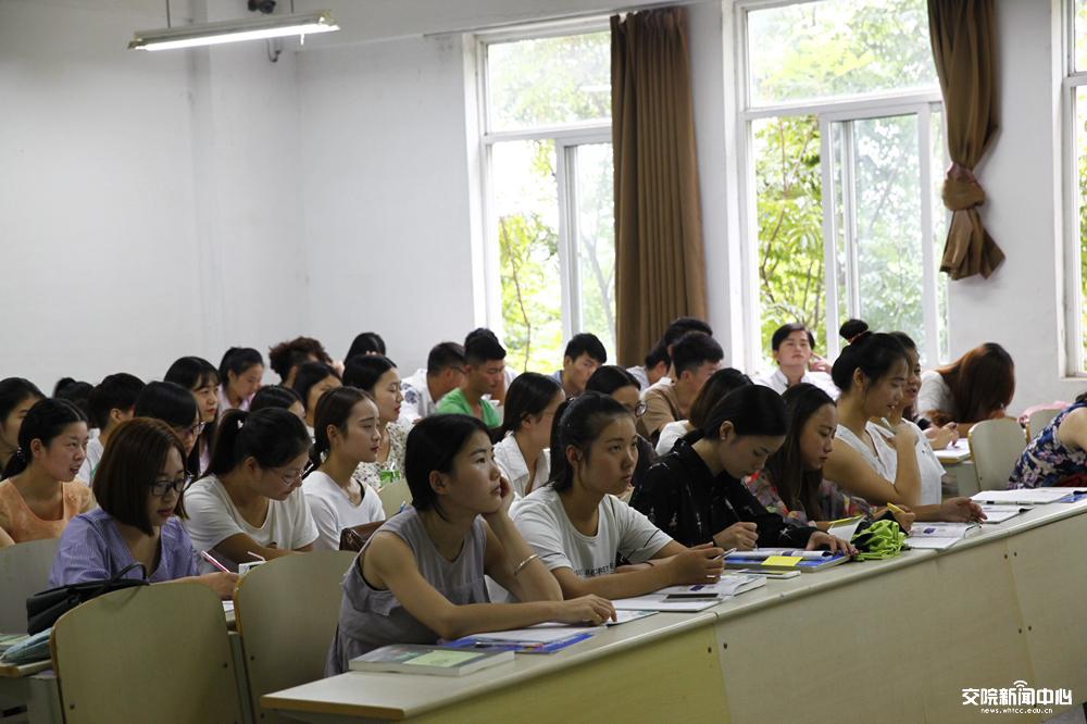 认真听讲的学生们
