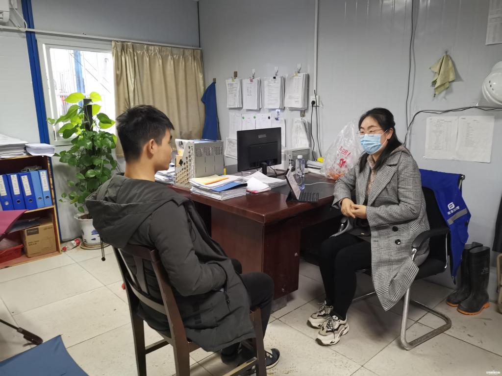 郭老师对学生进行一对一心理访谈