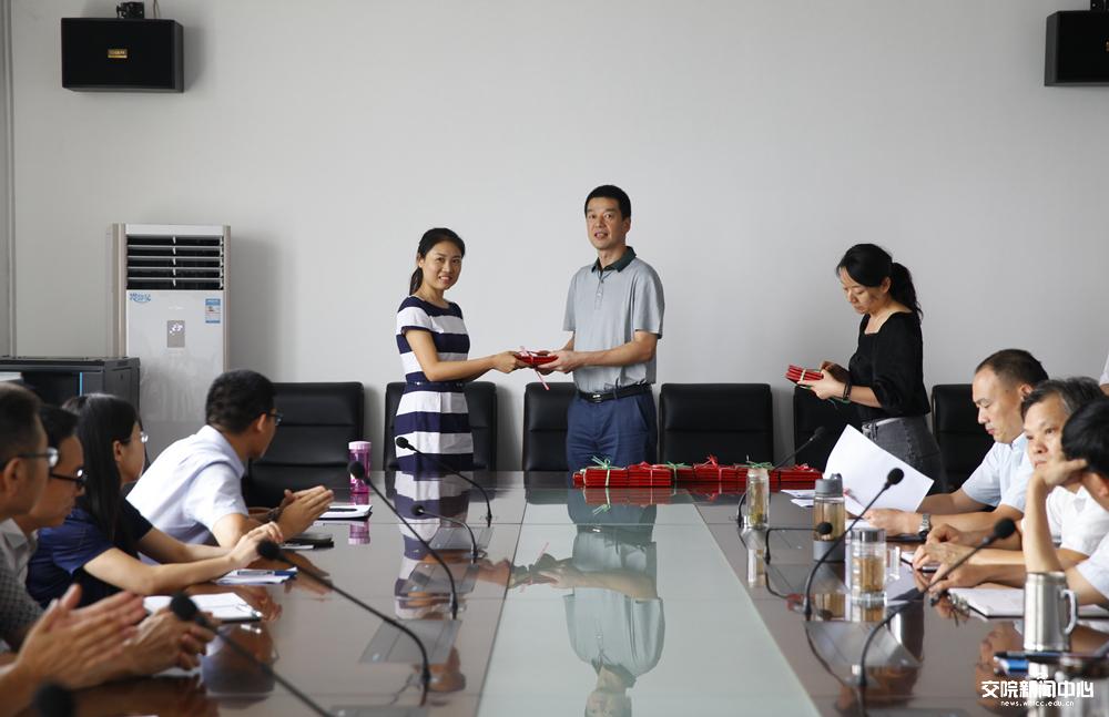校领导为受表彰教师颁奖