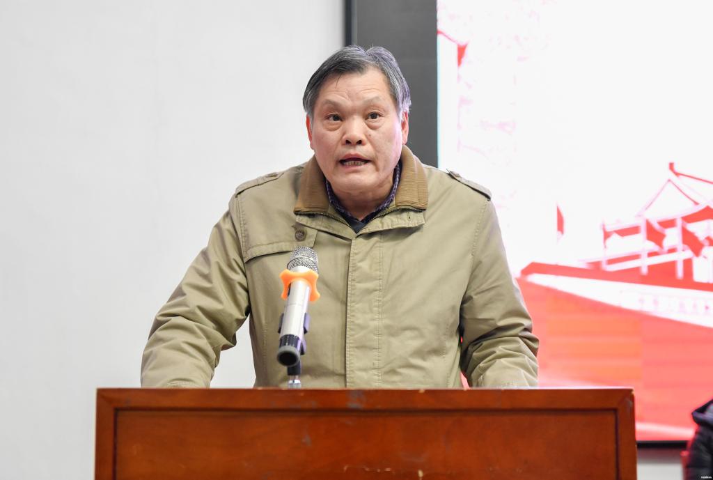 副校长梁世翔作《学校财务工作报告》(大学生记者 王非凡摄)