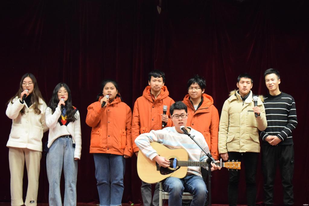 泰国留学生与泰国留学生志愿者带来了歌曲《送别》(汪云凤供图)