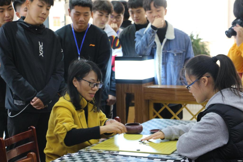 王进思校长与彭璐同学对弈(耿俊供图)