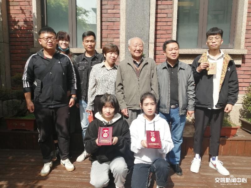 学校师生与戴德骥(后排右三)合影留念