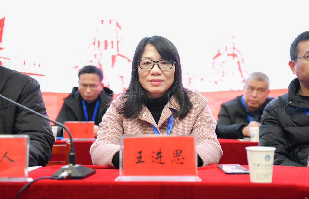 校长王进思作《学校工作报告》(大学生记者 王非凡摄)
