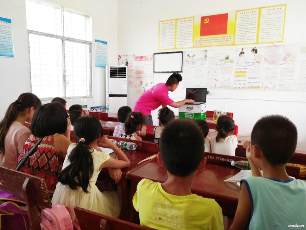 志愿者给孩子们上课